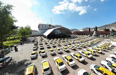 Entrega de certificados de conversión a taxistas