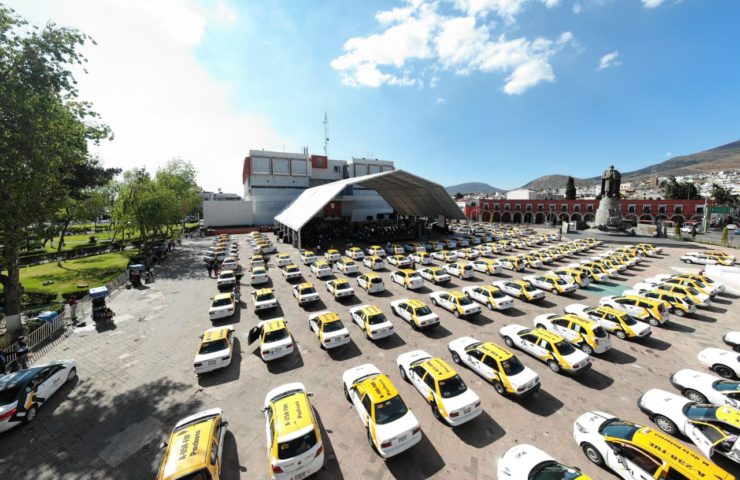 Entrega de certificados de conversión a taxistas