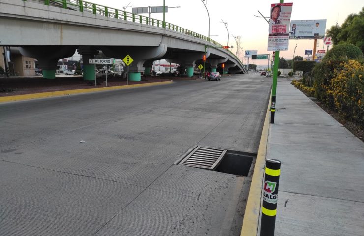 Coladera destapada en la avenida Colosio