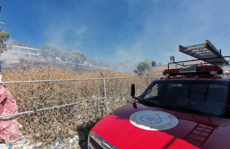 Incendio en terreno baldío en Pachuca