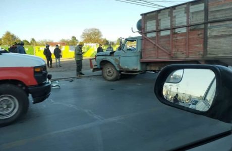 Choca camión con auto en Santiago Tulantepec