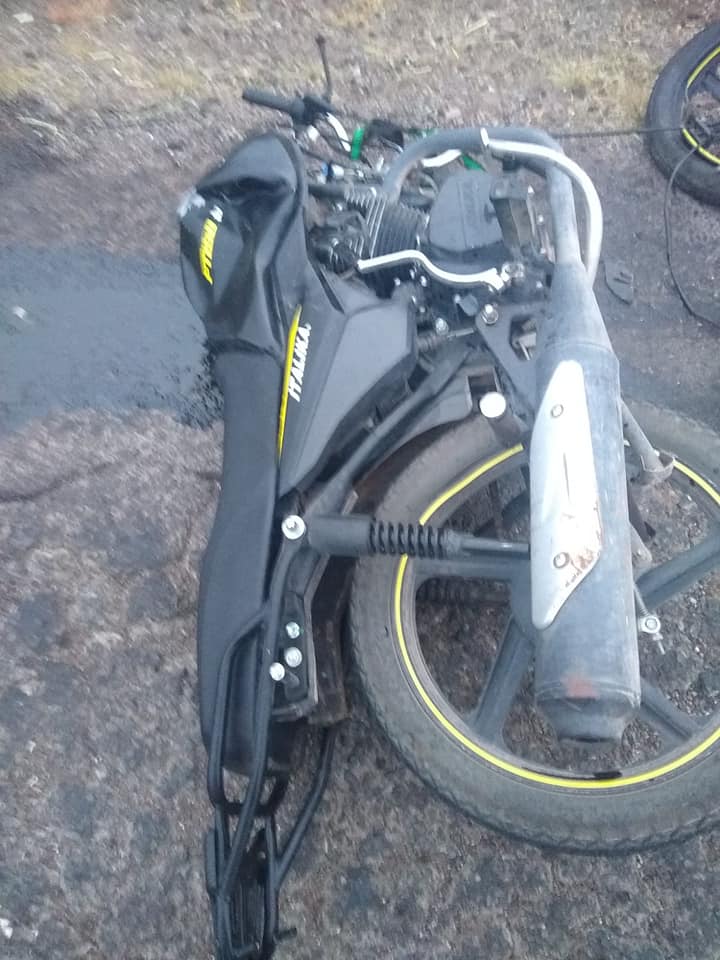 Muere motociclista al chocar en Acatlán