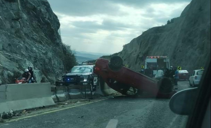 Vuelca mujer en corredor de la montaña