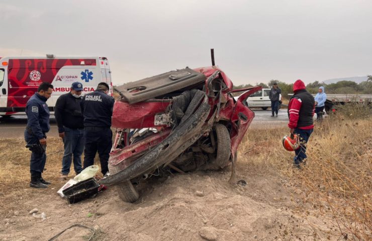 Vuelca auto en Actopan