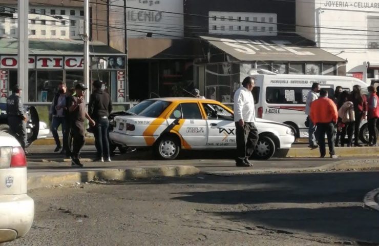 Choca Taxi con Pointer en Pachuca