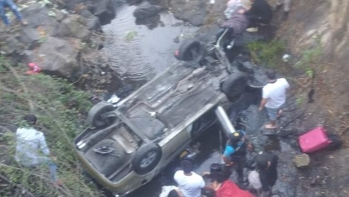 Vuelca camioneta en Huasca