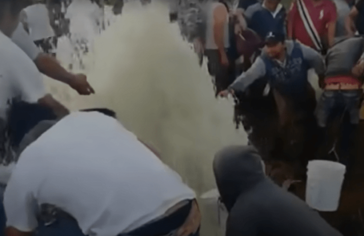 Pobladores de Tlahuelilpan recolectan gasolina antes de la explosión