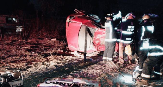 Vuelca auto en Zapotlán y muere mujer