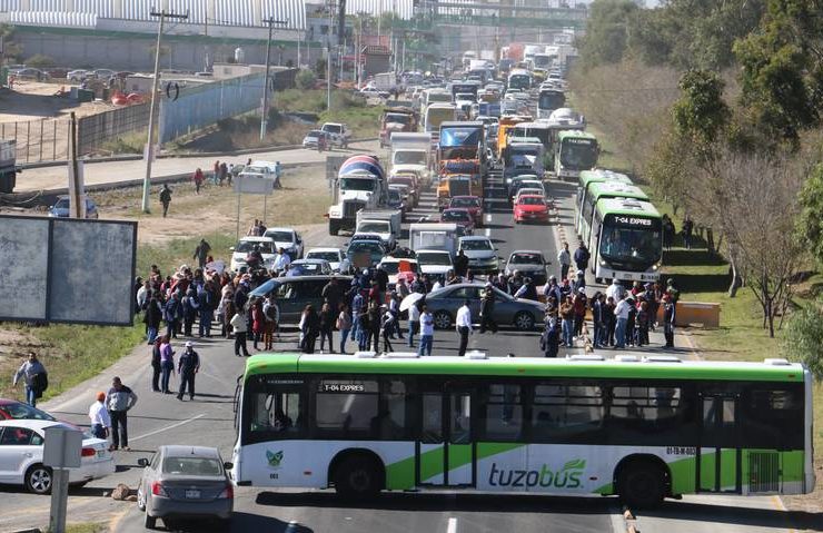 SNTE bloquea carretera en Pachuca