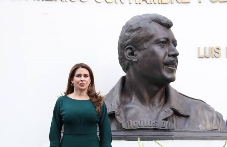 Carolina Viggiano posa frente al monumento a Colosio