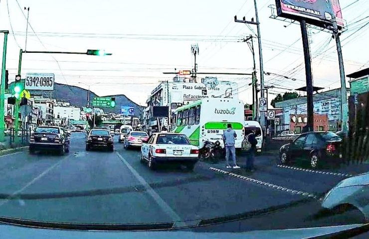 Motociclista choca contra Tuzobus