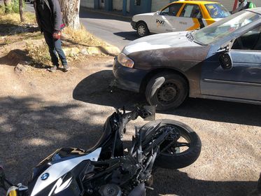 Auto derriba a motociclista en Pachuca