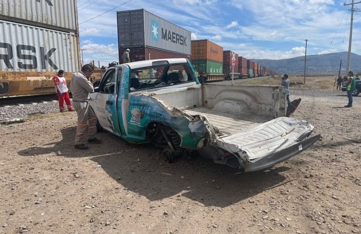 Tren embiste camioneta de CFE en Apan