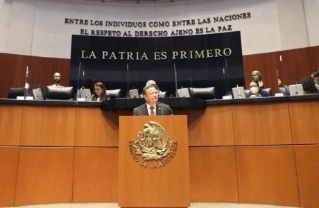 Julio Menchaca pide licencia como senador