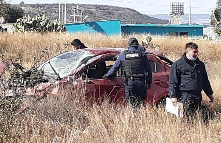 Roba auto, pierde el control y muere