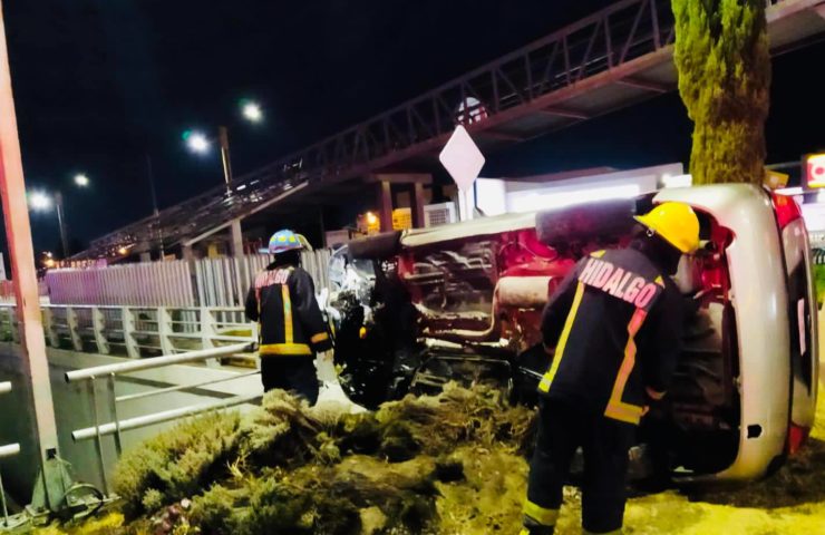 Choca y vuelca en Río de las Avenidas