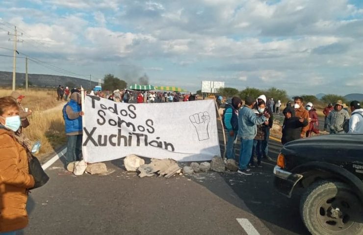 Manifestantes de Xuchitlán bloquean carreteras en Hidalgo