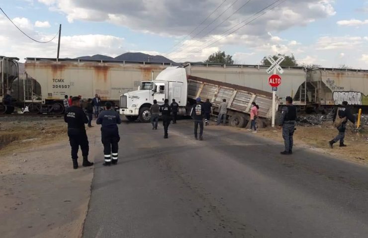 Tráiler intenta ganarle el paso al tren en Tepetitlán