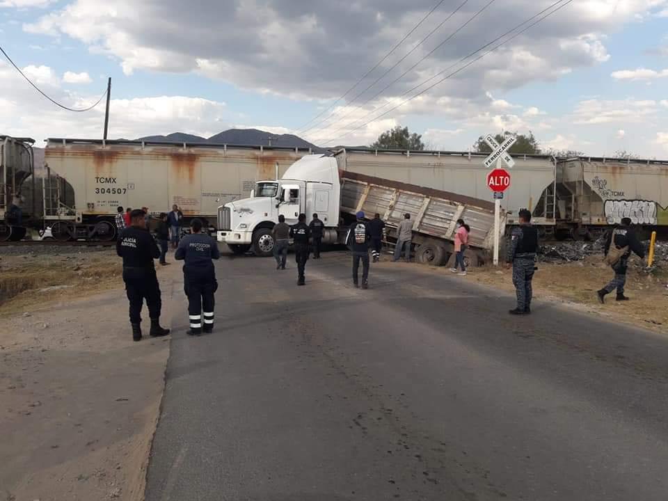 Tráiler intenta ganarle el paso al tren