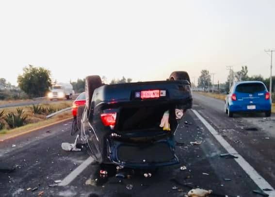 Vuelca y causa accidente en Zempoala