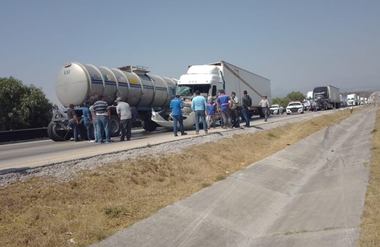 Accidente en el Arco Norte entre dos tráileres