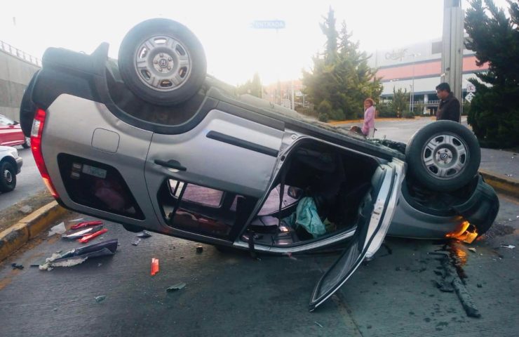 Camioneta vuelca frente a plaza Q