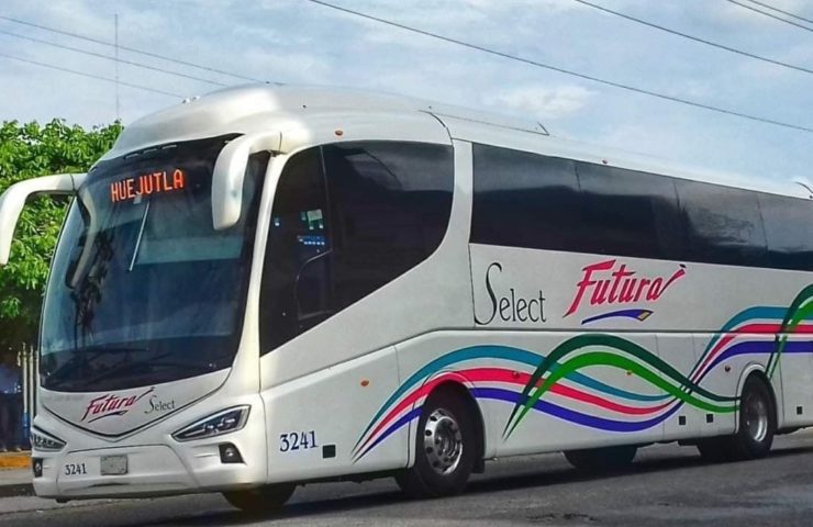 Apedrean autobús Futura en Tlanchinol