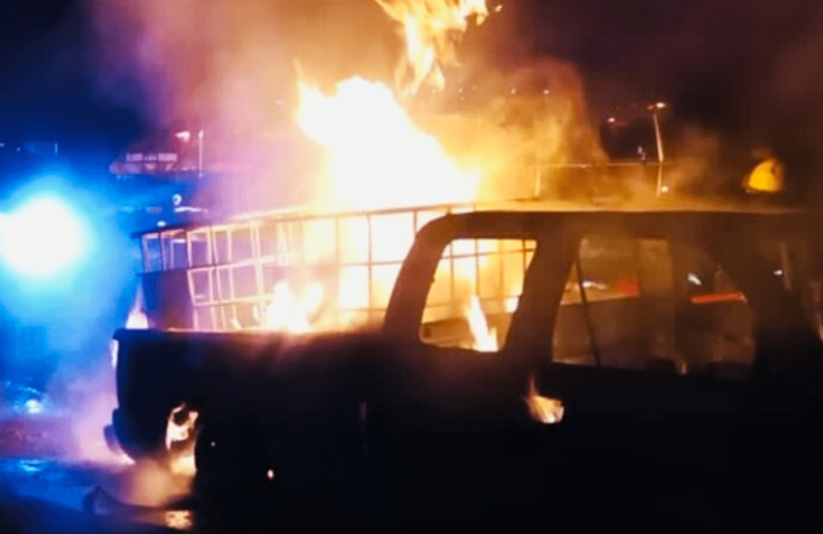 Camioneta huachicolera se incendia en Santiago Tlapacoya