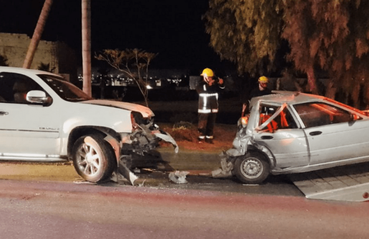 Camioneta choca y prensa a ocupantes en Pachuca