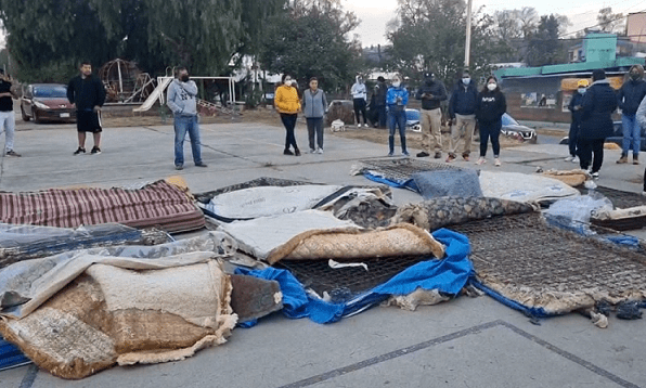 Tiran colchones de mala calidad donados por alcaldía de Tula