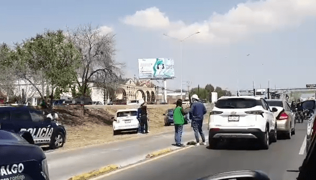 Carambola de 5 autos en la entrada de Pachuca