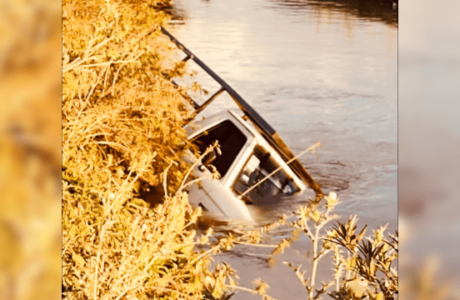 Cae camioneta a canal en Progreso