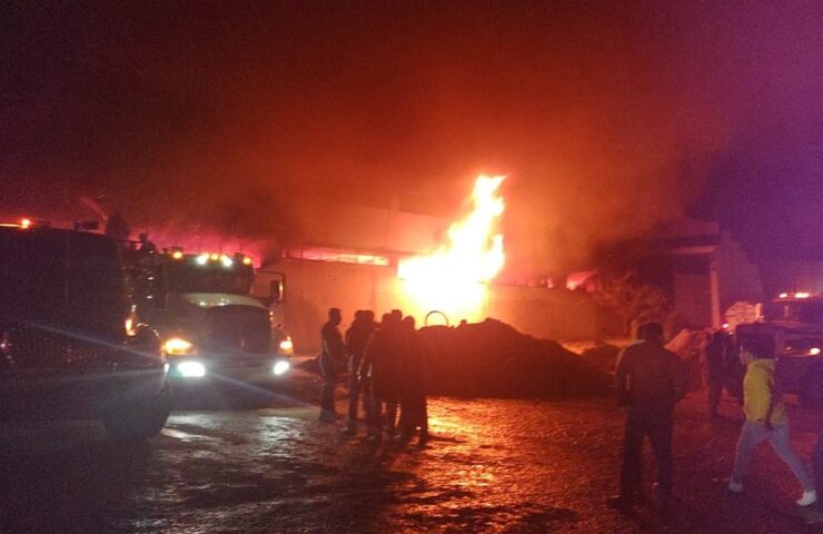 Incendio consume fábrica en Zacualtipán