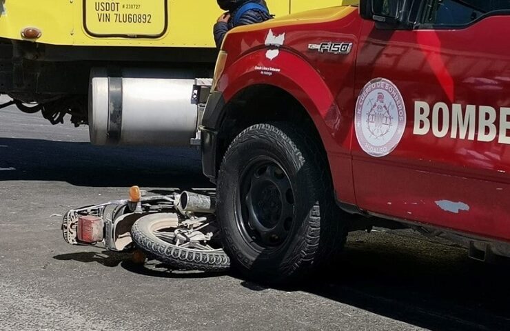 Bloqueos por choque entre bomberos y motociclista en San Salvador