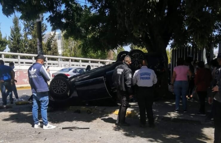 Choca auto en ISSSTE Pachuca