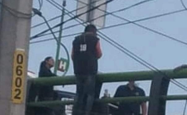 Sujeto amaga con tirarse de un puente en Mineral de la Reforma