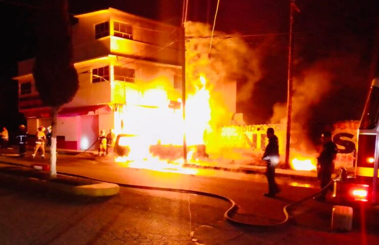 Se incendia camioneta huachicolera en Pachuca