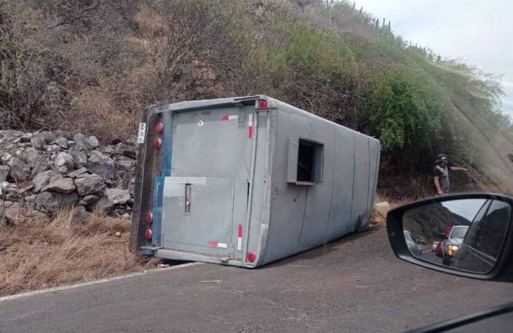 Camioneta vuelca en Metzquititlán