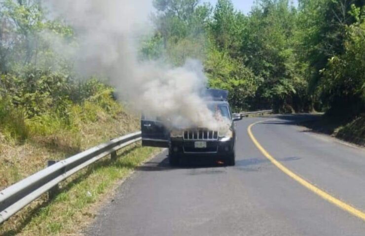 Fuego consume camioneta en Tlanchinol