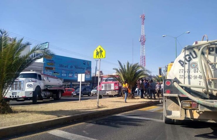 Pipas bloquean circulación en Tulancingo