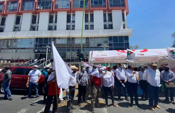 Plantón frente a palacio de gobierno estatal