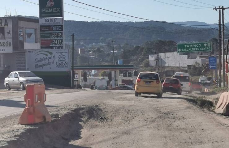 Abandonan obras de carretera en Zacualtipán