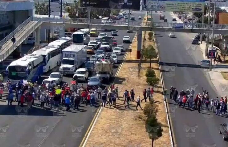 Habitantes de Tecozautla bloquean avenidas en Pachuca