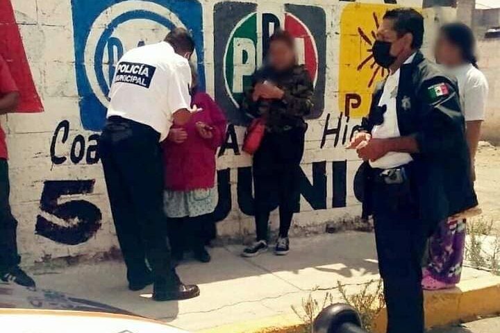 Policías de Pachuca ayudan a mujer de la tercera edad