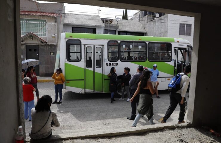 Vecinos retienen unidad alimentadora del Tuzobús