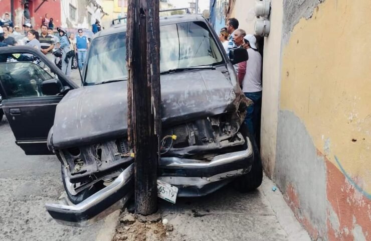 Choca camioneta en Pachuca en la Calle de Ocampo