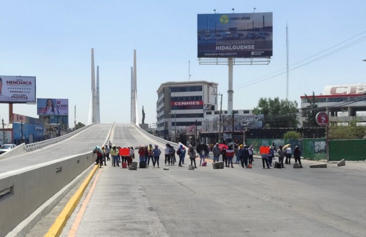 Bloqueos en Pachuca por habitantes de Tecozautla