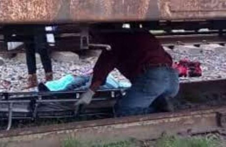 Muere migrante al caer de tren en Nopala