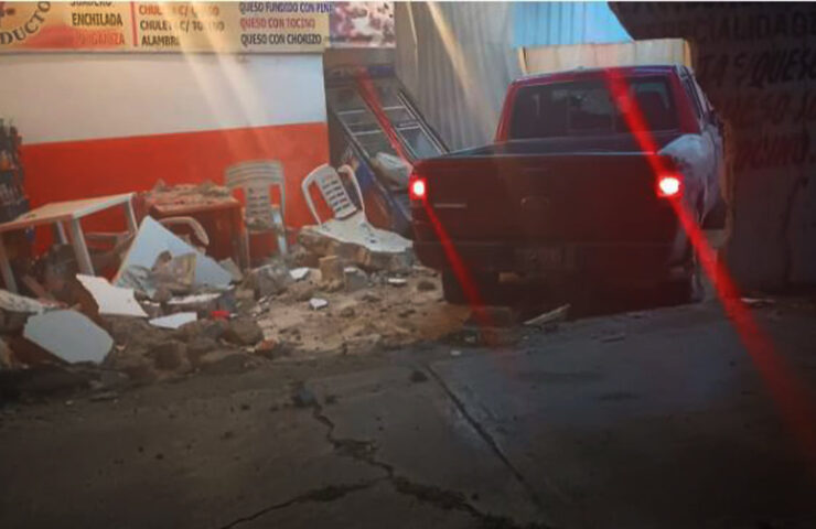 Choca camioneta contra taquería en Pachuca