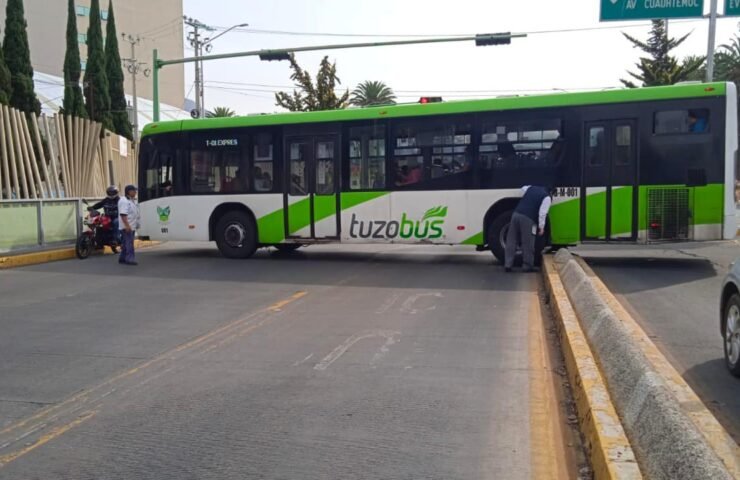 Tuzobús queda atorado en Avenida Juárez